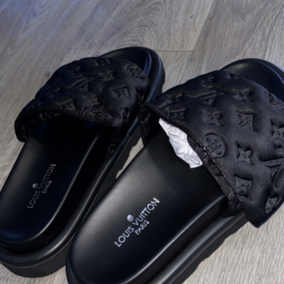 Louis Vuitton Pool Pillow Slides Black Monogram Sandals EU 35 New - Picture 2 of 5